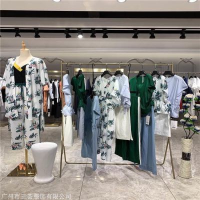 品牌折扣店經營指南 從貨源選擇到女裝批發的成功之道